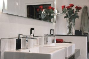 Ein Rosenstrauß ist nicht nur zum Valentinstag eine passende Dekoration im Bad.